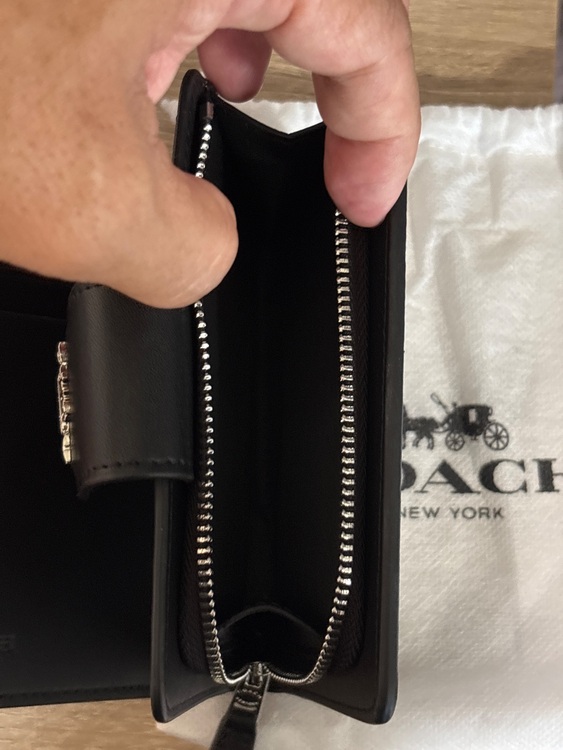 二つ折り財布（ブランド財布・小物）の商品画像 - 査定依頼日：2025年9月21日 - 最高査定価格：3,000円