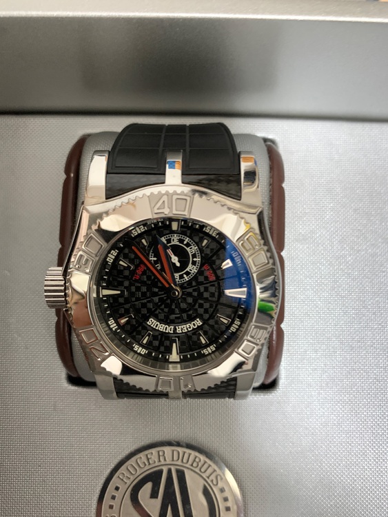 ロジェ・デュブイ イージーダイバー se46149k9.53q（高級時計）の商品画像 - 査定依頼日：2025年9月8日 - 最高査定価格：630,000円