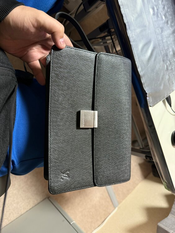 ルイヴィトン タイガ （ブランドバッグ）の商品画像 - 査定依頼日：2025年3月20日 - 最高査定価格：15,000円