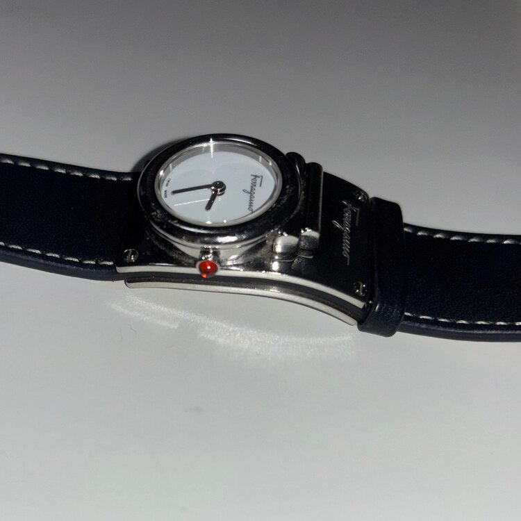 フェラガモ レディース　ガンチーニホリゾンタル　クォーツ　レザー　ホワイトブラッ（高級時計）の商品画像 - 査定依頼日：2025年2月15日 - 最高査定価格：25,000円