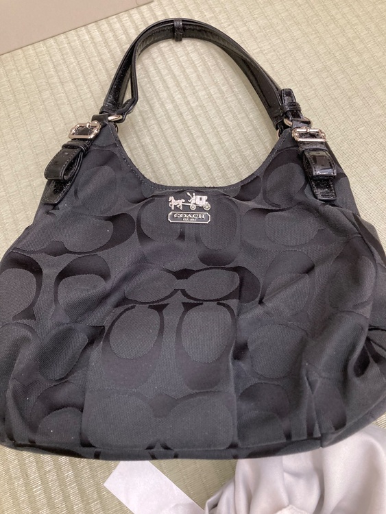 COACH コーチ シグネチャー ナイロン ワンショルダーバッグ黒正規品（ブランドバッグ）の商品画像 - 査定依頼日：2026年2月12日 - 最高査定価格：2,000円