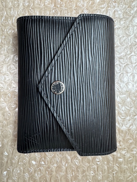 ポルトフォイユ・ヴィクトリーヌ M62173（ブランド財布・小物）の商品画像 - 査定依頼日：2026年4月18日 - 最高査定価格：100,000円