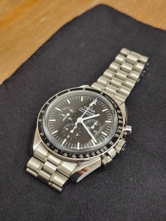 ムーンウォッチ プロフェッショナ﻿ル 42 mm￥1,276,000（高級時計）の商品画像 - 査定依頼日：2025年9月1日 - 最高査定価格：950,000円