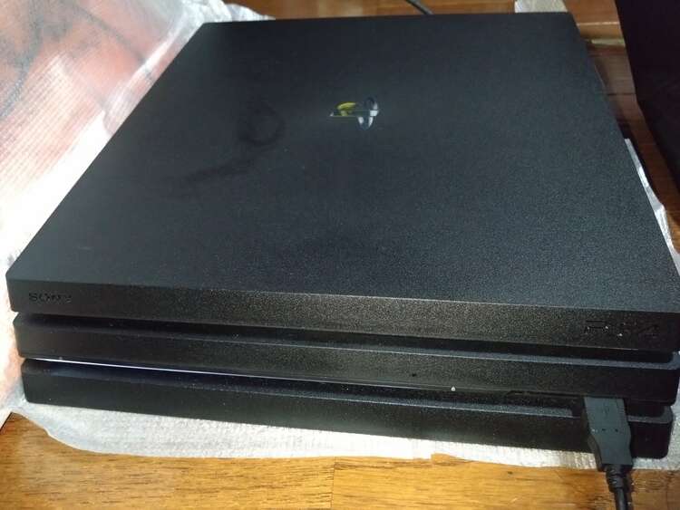 PS4 Pro（ゲーム機本体・ゲームソフト）の商品画像 - 査定依頼日：2023年12月9日 - 最高査定価格：18,000円