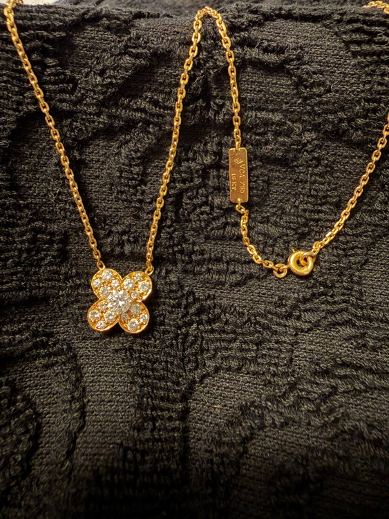 ヴァンクリーフ&アーペル ネックレス レディース トレフル ダイヤモンド ネックレス イエローゴールド（金・貴金属）の商品画像 - 査定依頼日：2026年10月1日 - 最高査定価格：800,000円
