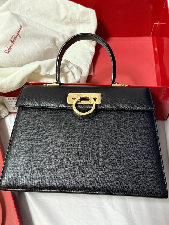 フェラガモ  （ブランドバッグ）の商品画像 - 査定依頼日：2025年5月26日 - 最高査定価格：30,000円