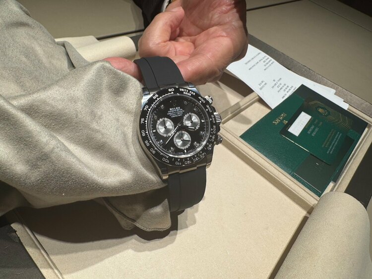 コスモグラフデイトナホワイトゴールドダイヤモンド（高級時計）の商品画像 - 査定依頼日：2026年1月4日 - 最高査定価格：8,050,000円