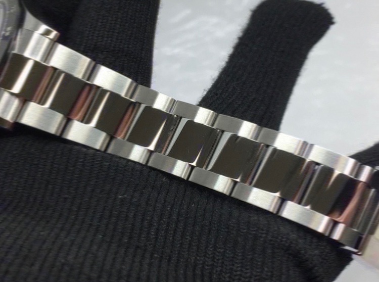 コスモグラフ デイトナ 116500LN（高級時計）の商品画像 - 査定依頼日：2022年7月26日 - 最高査定価格：4,150,000円