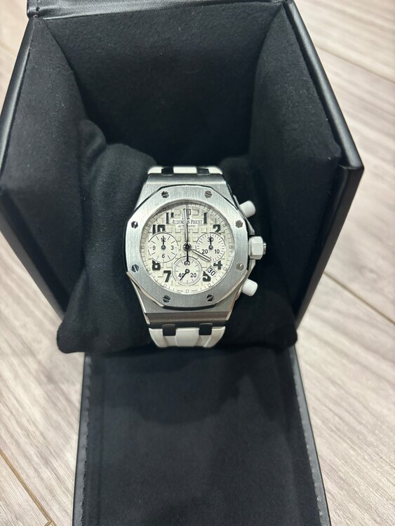 オーデマピゲ ロイヤルオークオフショア （高級時計）の商品画像 - 査定依頼日：2025年5月28日 - 最高査定価格：2,350,000円