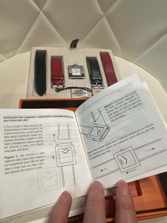 腕時計　ベルト赤・黒（ブランド財布・小物）の商品画像 - 査定依頼日：2025年4月15日 - 最高査定価格：40,000円