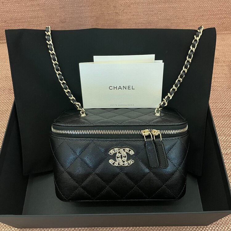 CHANEL 25P マトラッセ バニティバッグ キャビアスキン 黒（ブランドバッグ）の商品画像 - 査定依頼日：2025年4月13日 - 最高査定価格：400,000円