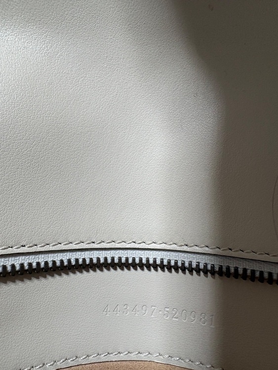 GUCCI GGマーモント キルティング スモール ショルダーバッグ ホワイト（ブランドバッグ）の商品画像 - 査定依頼日：2025年9月24日 - 最高査定価格：100,000円