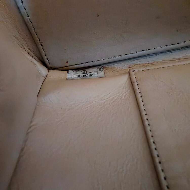 マトラッセ キャビアスキン チェーントートバッグ ココマーク ベージュ（ブランドバッグ）の商品画像 - 査定依頼日：2025年4月7日 - 最高査定価格：150,000円