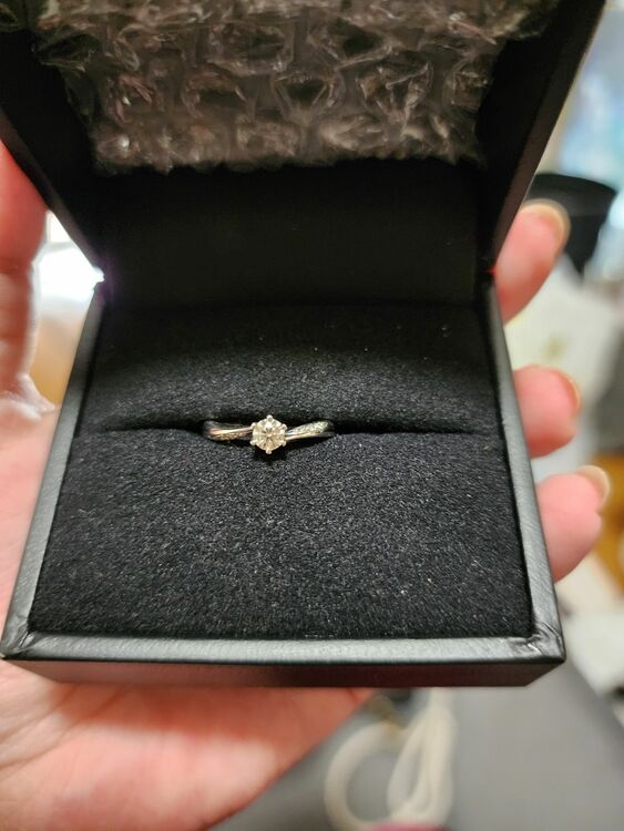 Pdmプラチナ オブリークメレーダイヤモンドリング（宝石）の商品画像 - 査定依頼日：2025年7月13日 - 最高査定価格：40,000円