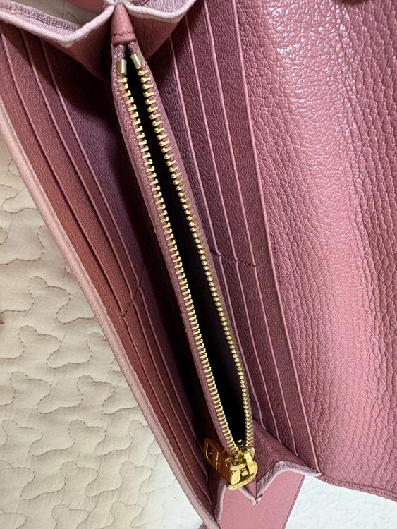 ミュウミュウ  （ブランドバッグ）の商品画像 - 査定依頼日：2025年3月24日 - 最高査定価格：5,000円