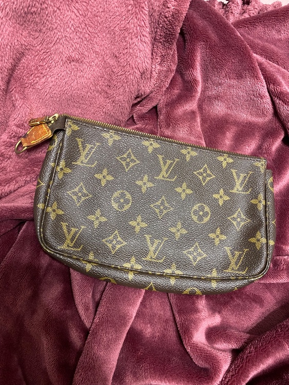 ポーチ（ブランド財布・小物）の商品画像 - 査定依頼日：2026年2月20日 - 最高査定価格：15,000円