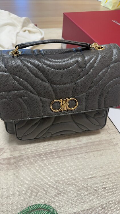 フェラガモ  （ブランドバッグ）の商品画像 - 査定依頼日：2025年1月27日 - 最高査定価格：100,000円