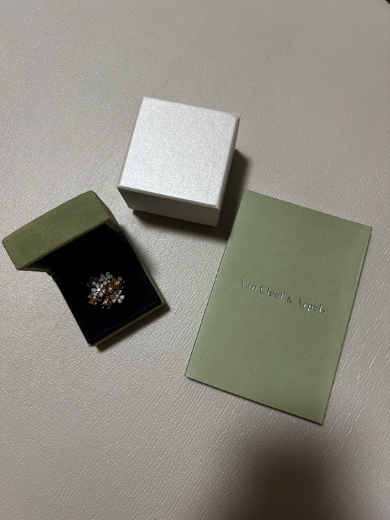 ヴァンクリーフアーペル フリヴォル8フラワーリング（金・貴金属）の商品画像 - 査定依頼日：2026年10月3日 - 最高査定価格：2,350,000円