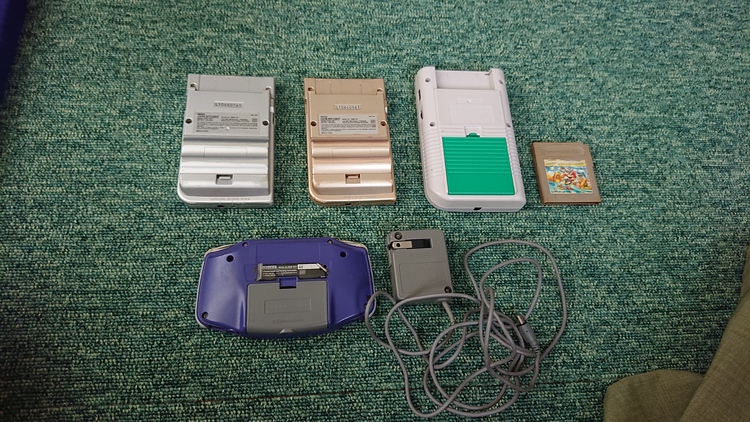 ゲームボーイ・ゲームボーイライト2つ・ゲームボーイアドバンス（ゲーム機本体・ゲームソフト）の商品画像 - 査定依頼日：2020年6月10日 - 最高査定価格：4,710円