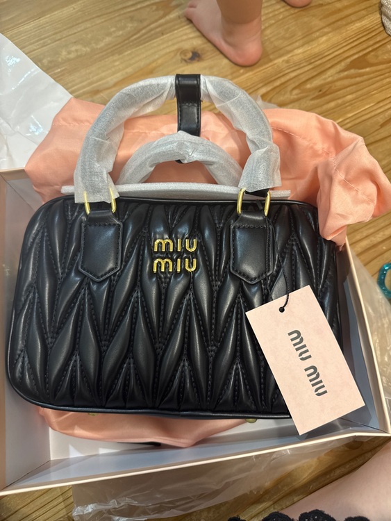 ミュウミュウ  （ブランドバッグ）の商品画像 - 査定依頼日：2025年10月2日 - 最高査定価格：240,000円