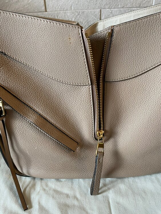 ロエベハンモックスモールサンド（ブランドバッグ）の商品画像 - 査定依頼日：2025年3月5日 - 最高査定価格：140,000円