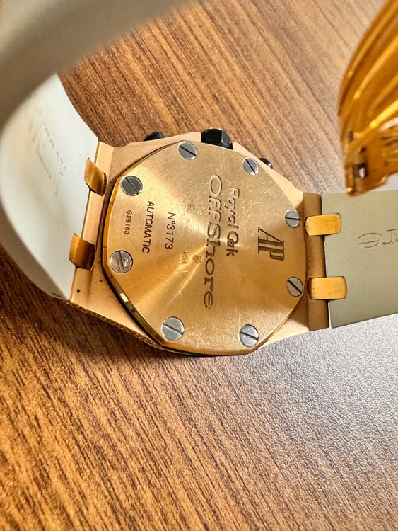 オーデマピゲ ロイヤルオークオフショア （高級時計）の商品画像 - 査定依頼日：2025年8月28日 - 最高査定価格：2,000,000円