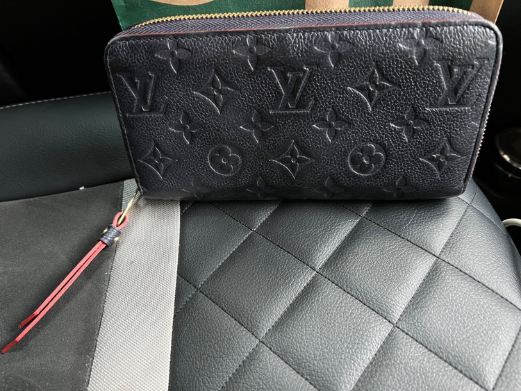 ルイヴィトン アンプラント ジッピーウォレット m62121（ブランド財布・小物）の商品画像 - 査定依頼日：2026年1月31日 - 最高査定価格：100,000円