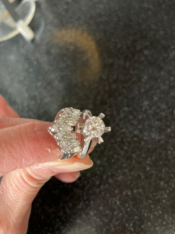 ダイヤモンド（金・貴金属）の商品画像 - 査定依頼日：2025年3月7日 - 最高査定価格：700,000円