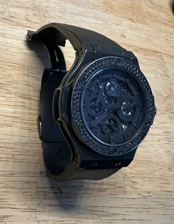 ウブロ ビックバン HUBLOT アエロバン オールブラックダイヤ 311 CI 1110 RX 1100（高級時計）の商品画像 - 査定依頼日：2025年4月25日 - 最高査定価格：1,100,000円