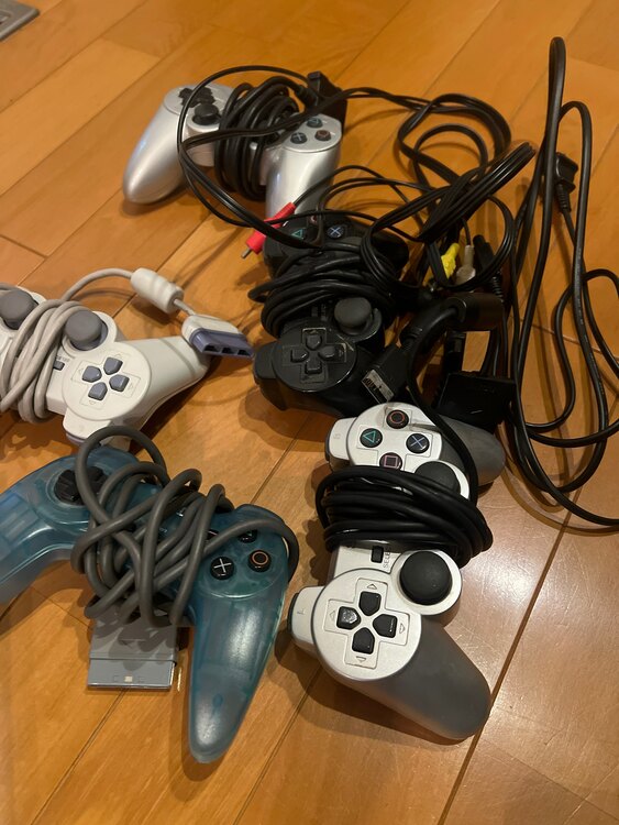 プレステ2本体とコントローラーとソフト（ゲーム機本体・ゲームソフト）の商品画像 - 査定依頼日：2025年4月25日 - 最高査定価格：1,300円