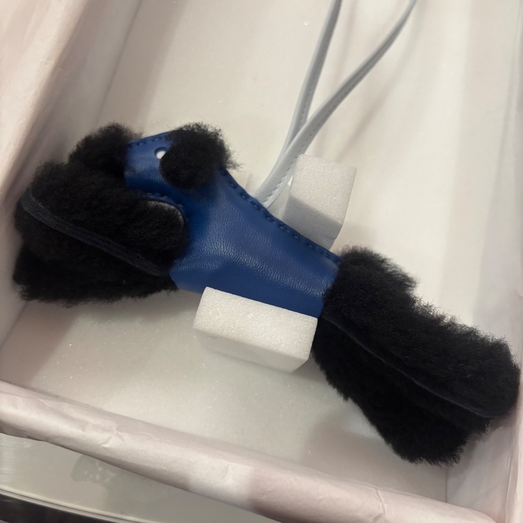 チャーム（ブランド財布・小物）の商品画像 - 査定依頼日：2026年4月8日 - 最高査定価格：80,000円