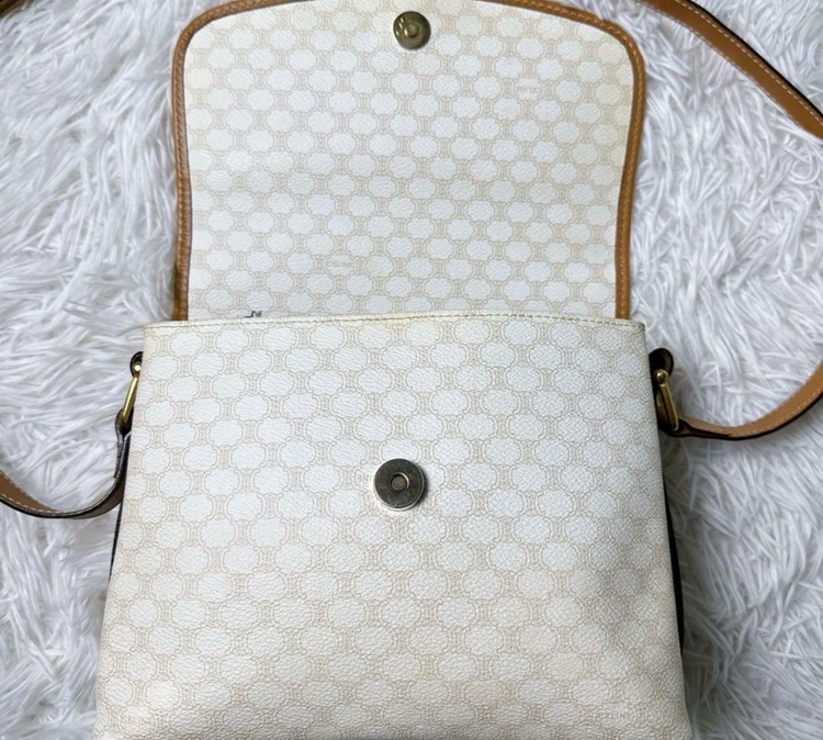 ショルダーバッグ　白マカダム（ブランドバッグ）の商品画像 - 査定依頼日：2025年6月27日 - 最高査定価格：40,000円