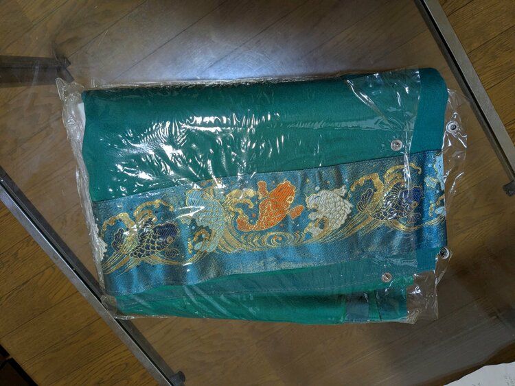 鎧兜　五月人形一式（ｓ４５～４６）　上原玉鳳 作　１２号室町・金小孔緋威之大鎧（美術品・骨董品）の商品画像 - 査定依頼日：2026年6月27日 - 最高査定価格：3,000円
