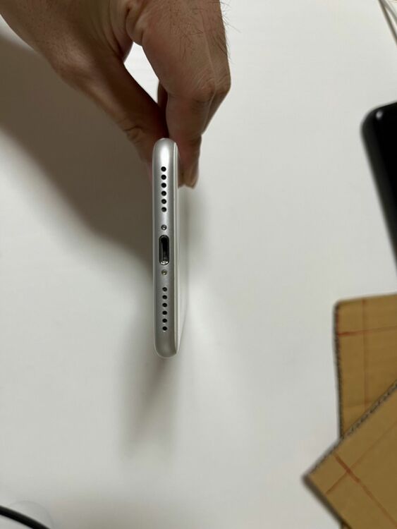 iphone 8（スマホ）の商品画像 - 査定依頼日：2025年7月18日 - 最高査定価格：5,000円