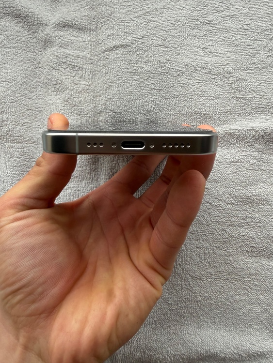 iPhone 16 Pro 256GB docomo（スマホ）の商品画像 - 査定依頼日：2026年4月15日 - 最高査定価格：135,000円