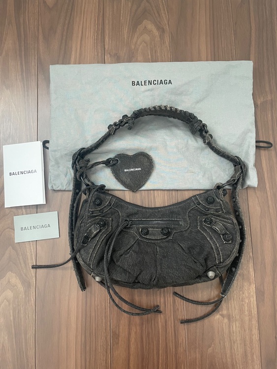 バレンシアガ  （ブランドバッグ）の商品画像 - 査定依頼日：2025年9月2日 - 最高査定価格：140,000円