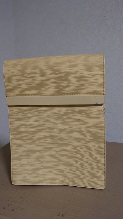 ショルダーバッグ（ブランドバッグ）の商品画像 - 査定依頼日：2022年4月14日 - 最高査定価格：22,000円