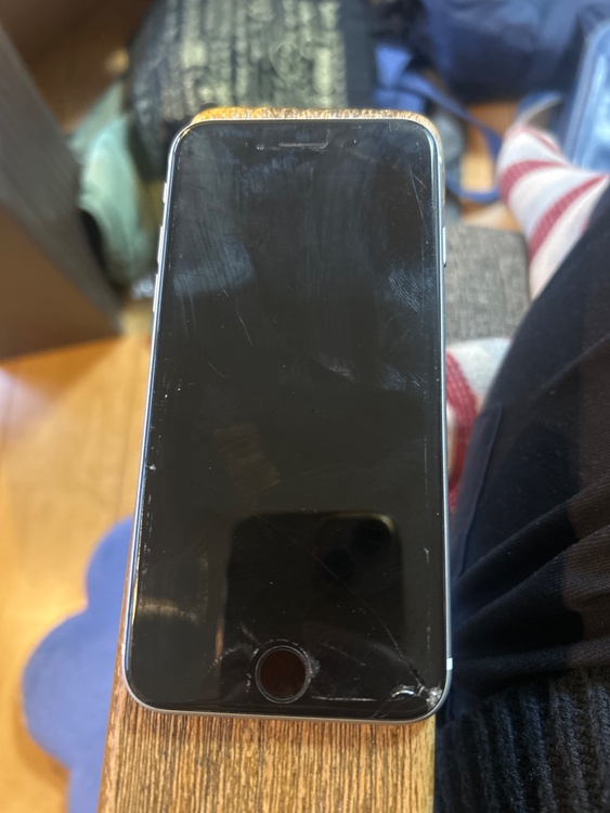 iPhone SE (第 2 世代) 128GB SIMフリー（スマホ）の商品画像 - 査定依頼日：2026年1月20日 - 最高査定価格：6,000円