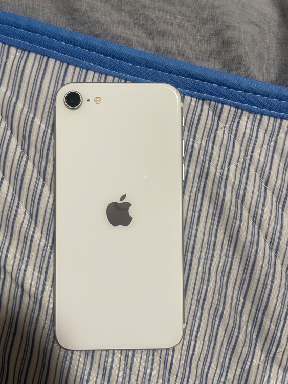 iPhoneSE（スマホ）の商品画像 - 査定依頼日：2026年3月19日 - 最高査定価格：15,000円