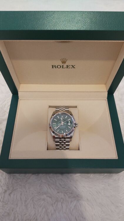 ロレックス スカイドゥエラー 33693（高級時計）の商品画像 - 査定依頼日：2025年6月29日 - 最高査定価格：3,800,000円