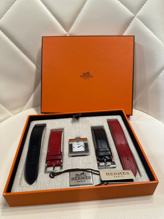 腕時計　ベルト赤・黒（ブランド財布・小物）の商品画像 - 査定依頼日：2025年4月15日 - 最高査定価格：40,000円