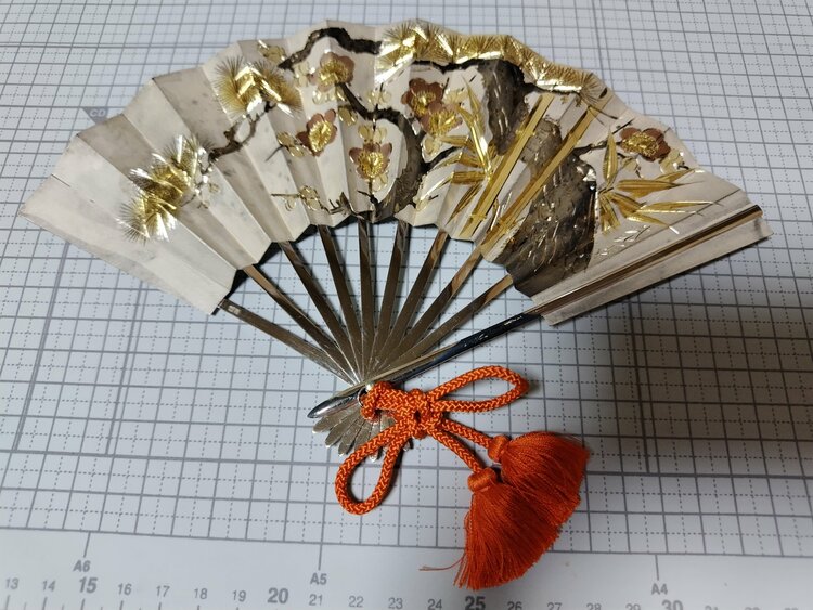 武比古作銀製置物扇８号(松竹梅)９８g（美術品・骨董品）の商品画像 - 査定依頼日：2026年10月7日 - 最高査定価格：20,000円
