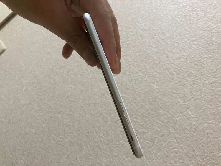 iPhone SE (第 2 世代) 128GB SIMフリー（スマホ）の商品画像 - 査定依頼日：2026年3月28日 - 最高査定価格：6,600円