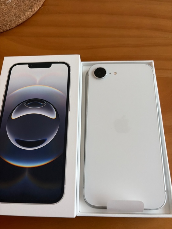 iPhone 16e ホワイト　256G（スマホ）の商品画像 - 査定依頼日：2026年8月26日 - 最高査定価格：72,000円