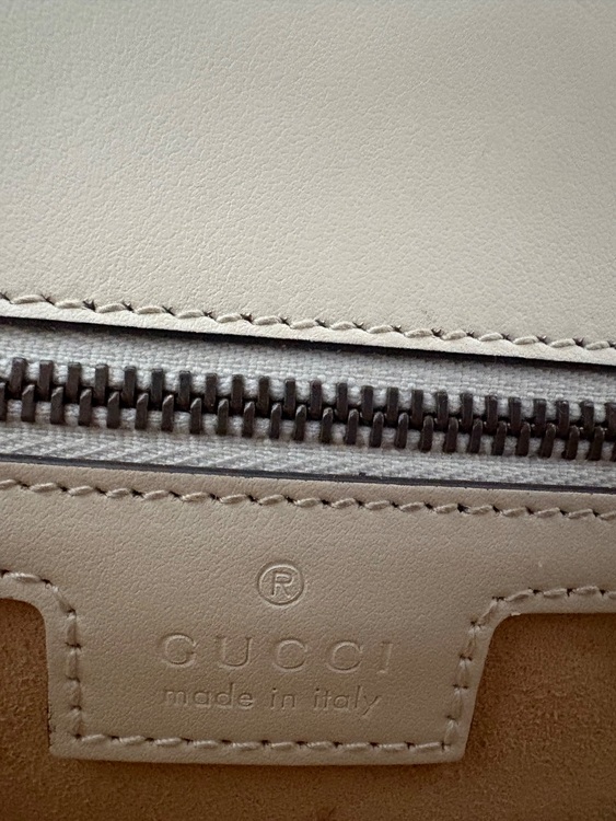 GUCCI GGマーモント キルティング スモール ショルダーバッグ ホワイト（ブランドバッグ）の商品画像 - 査定依頼日：2025年9月24日 - 最高査定価格：100,000円