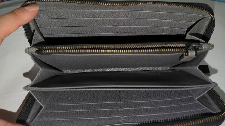 プラダ メタルロゴ ラウンドファスナー長財布（ブランド財布・小物）の商品画像 - 査定依頼日：2025年6月11日 - 最高査定価格：5,000円