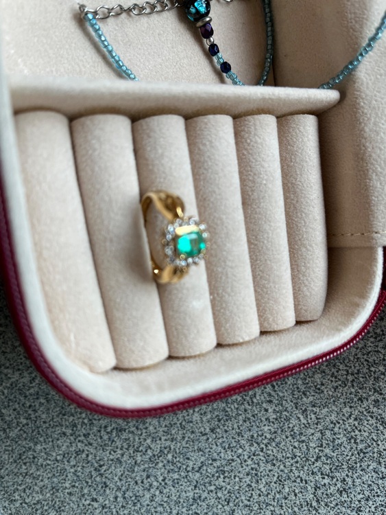 18k指輪にエメラルドがついてる（宝石）の商品画像 - 査定依頼日：2025年11月12日 - 最高査定価格：200,000円