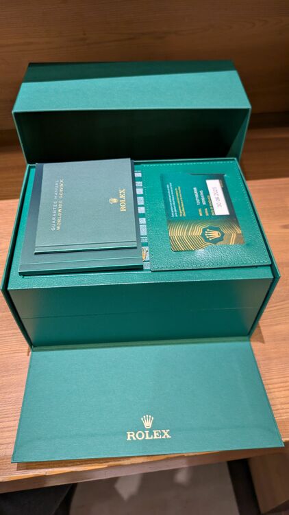 ロレックス GMTマスター 126710GRNR-69200（高級時計）の商品画像 - 査定依頼日：2025年6月30日 - 最高査定価格：2,900,000円