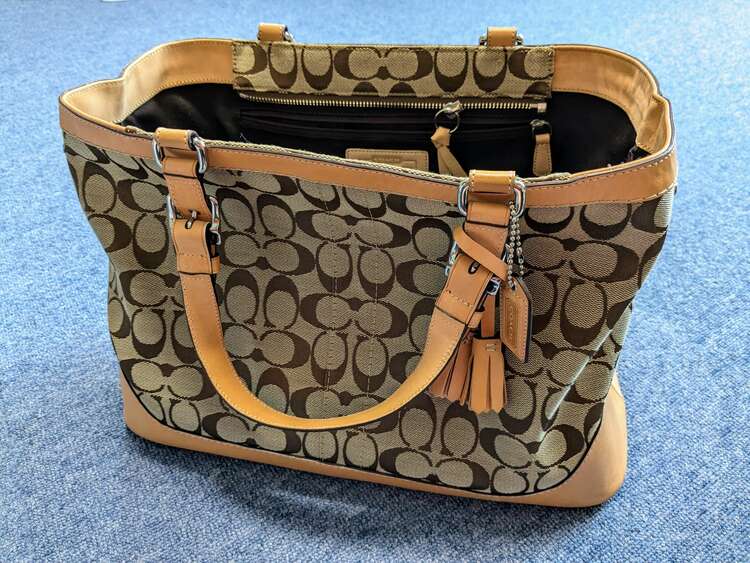 4M-7052（ブランドバッグ）の商品画像 - 査定依頼日：2025年2月13日 - 最高査定価格：5,000円