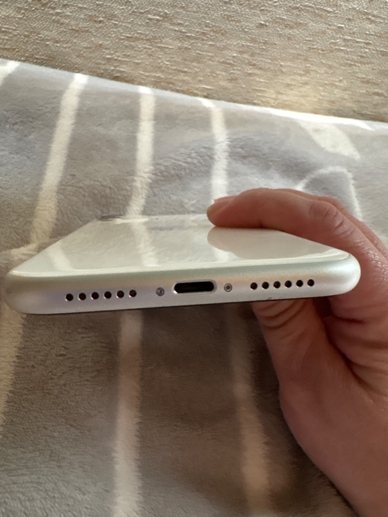 iPhone iPhone11 128GB au（スマホ）の商品画像 - 査定依頼日：2026年6月24日 - 最高査定価格：20,500円
